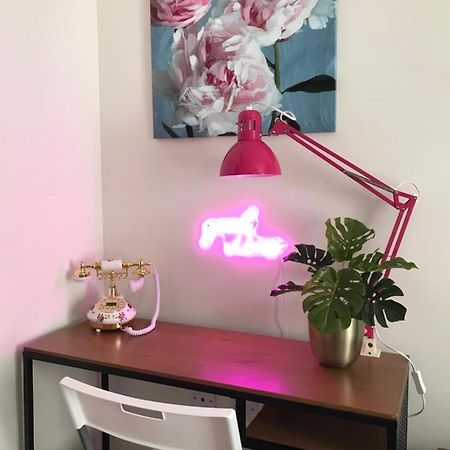 Bushbury The Glam Cave 아파트 외부 사진